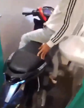 Angkut Motor Masuk Tandas Awam, Geng Rempit Buat Kecoh Di Bintulu Undang Kemarahan Netizen